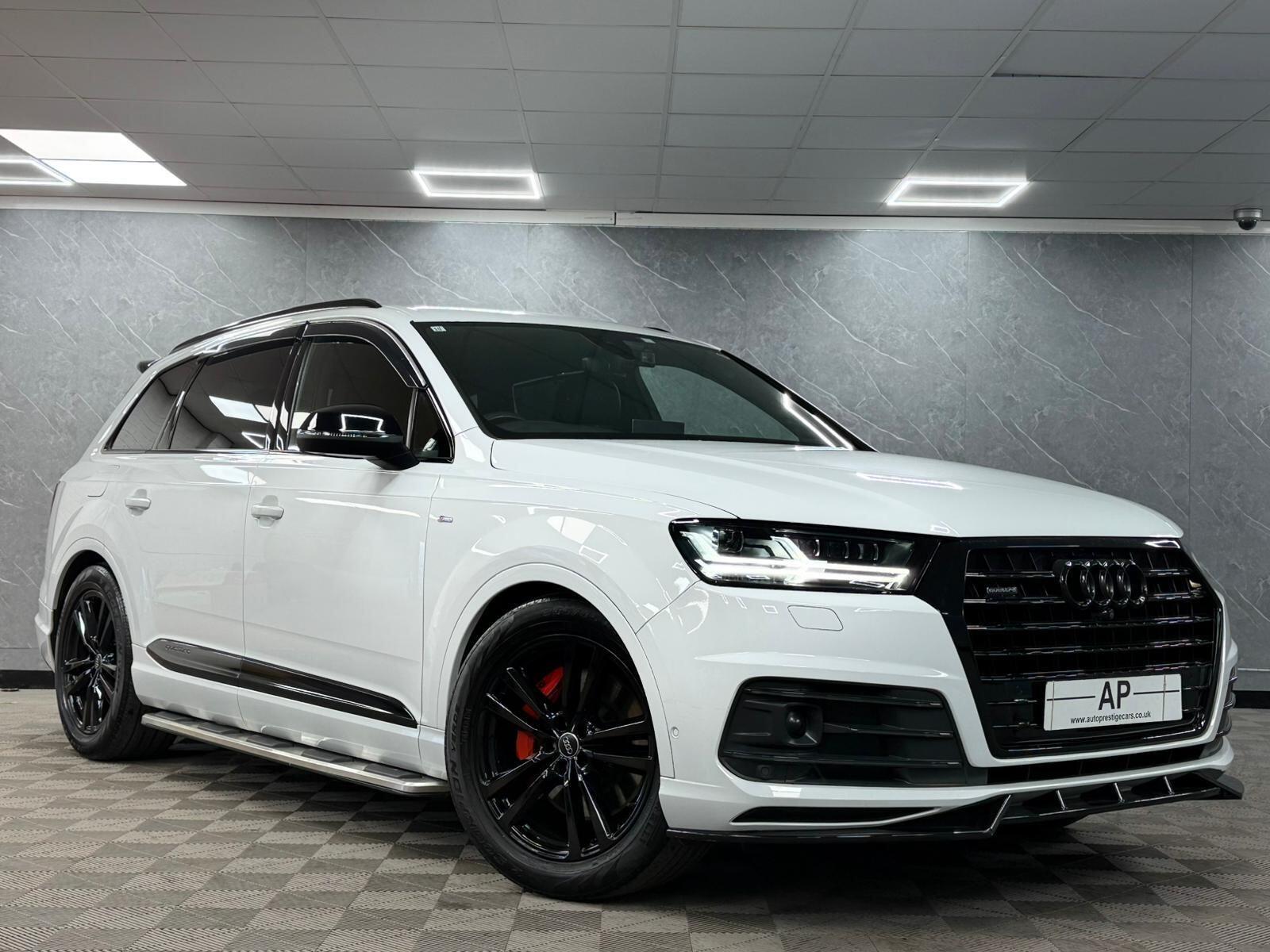 Audi Q7 secondary view